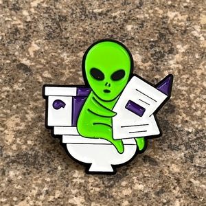 Alien on toilet Funny brooch lapel pin backpack pin‎